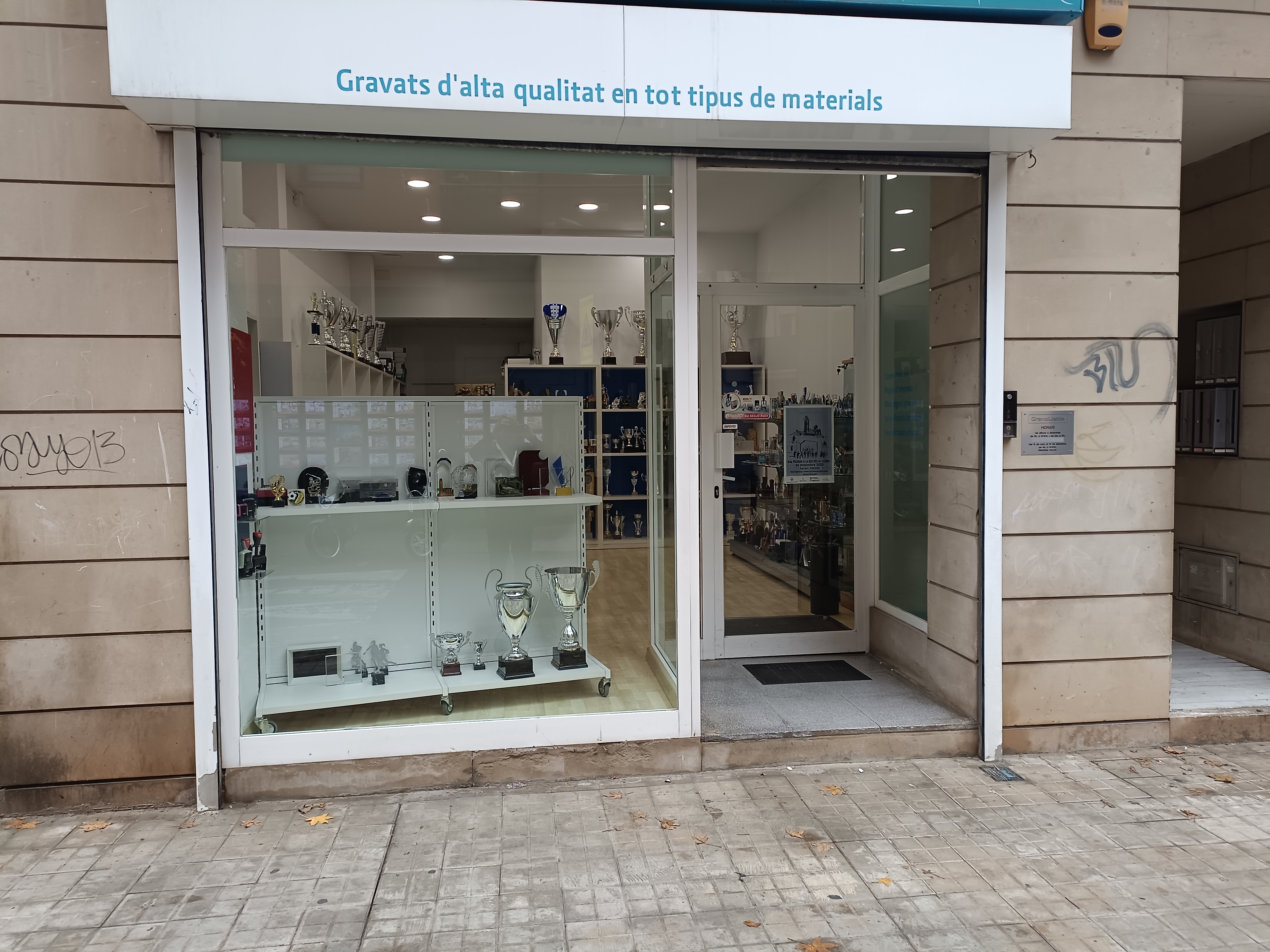 Traspàs comerç de trofeus i plaques